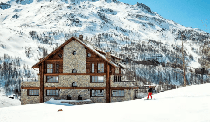 A Magnificent Ski Chalet Overlooking Matterhorn Hits the Market at €24 ...